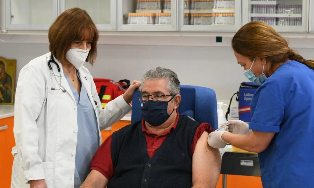 Έκανε την τρίτη δόση του εμβολίου ο Δημήτρης Κουτσούμπας